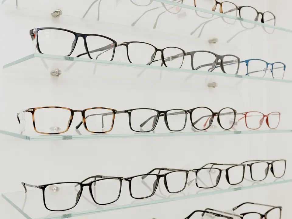 Brillen op glazen schappen in een opticienwinkel